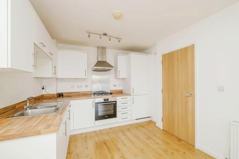 2 bedroom flat for sale, Victory Park Road, Addlestone, Surrey, KT15