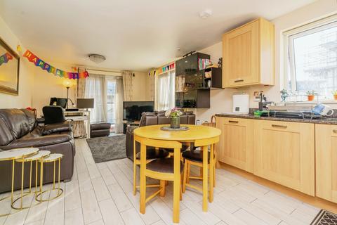 2 bedroom flat for sale, Hawker Drive, ADDLESTONE, Surrey, KT15