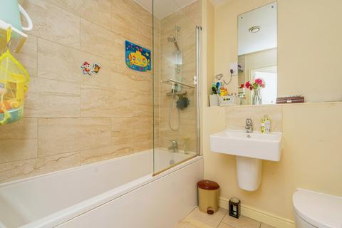 2 bedroom flat for sale, Hawker Drive, ADDLESTONE, Surrey, KT15