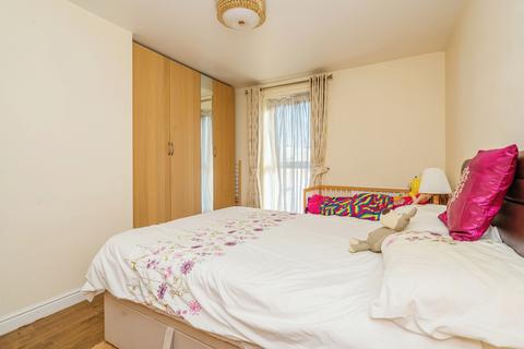 2 bedroom flat for sale, Hawker Drive, ADDLESTONE, Surrey, KT15
