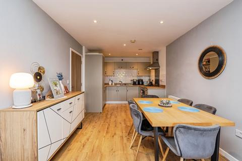 2 bedroom flat for sale, Victory Park Road, Addlestone, Surrey, KT15
