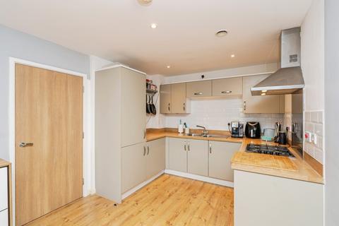 2 bedroom flat for sale, Victory Park Road, Addlestone, Surrey, KT15