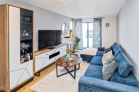 2 bedroom flat for sale, Victory Park Road, Addlestone, Surrey, KT15