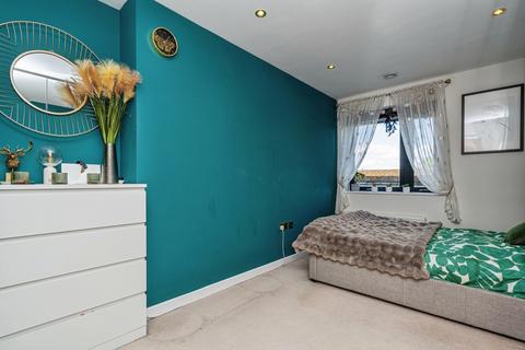 2 bedroom flat for sale, Victory Park Road, Addlestone, Surrey, KT15