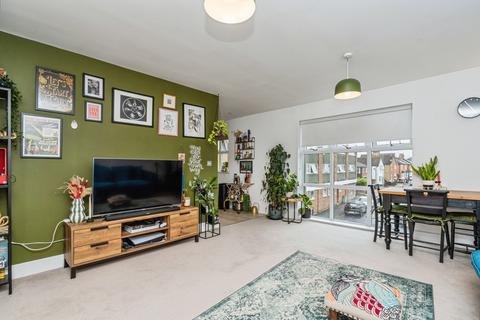 2 bedroom flat for sale, High Street, Addlestone, Surrey, KT15