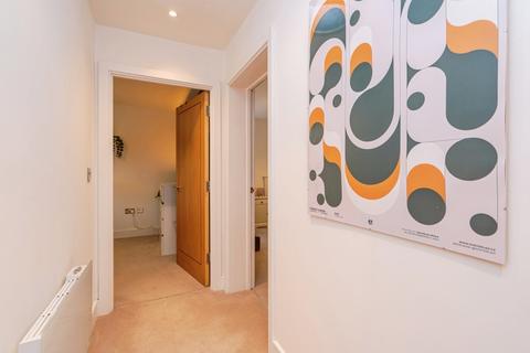 2 bedroom flat for sale, High Street, Addlestone, Surrey, KT15
