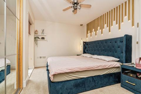 2 bedroom flat for sale, High Street, Addlestone, Surrey, KT15