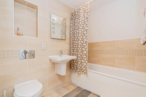 2 bedroom flat for sale, High Street, Addlestone, Surrey, KT15