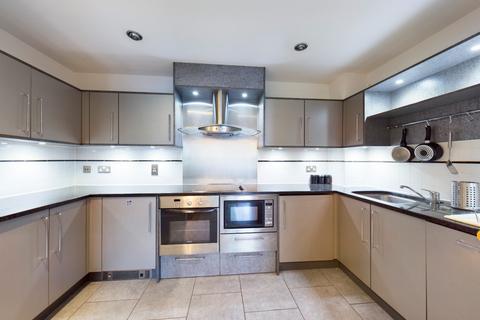 2 bedroom flat to rent, Drake House, 14 St. George Wharf, London