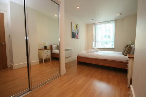 2 bedroom flat to rent, Drake House, 14 St. George Wharf, London