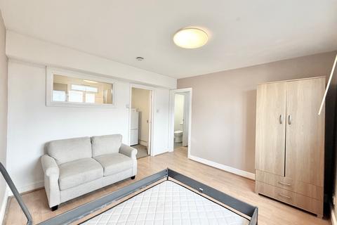 Studio to rent, London NW10