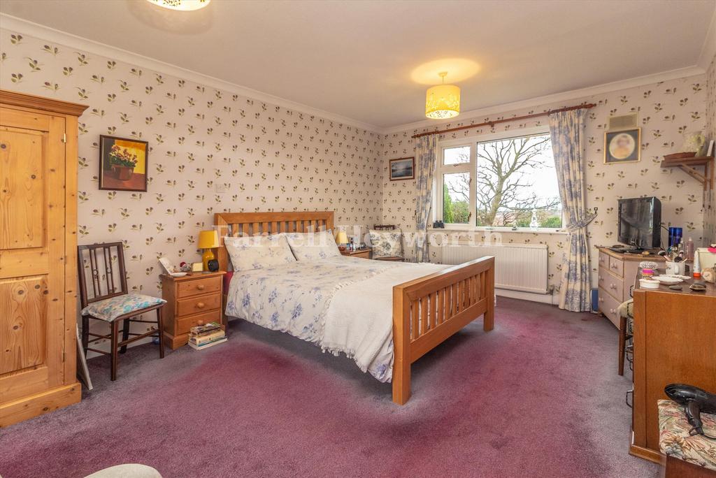 Bedroom 1 image 3