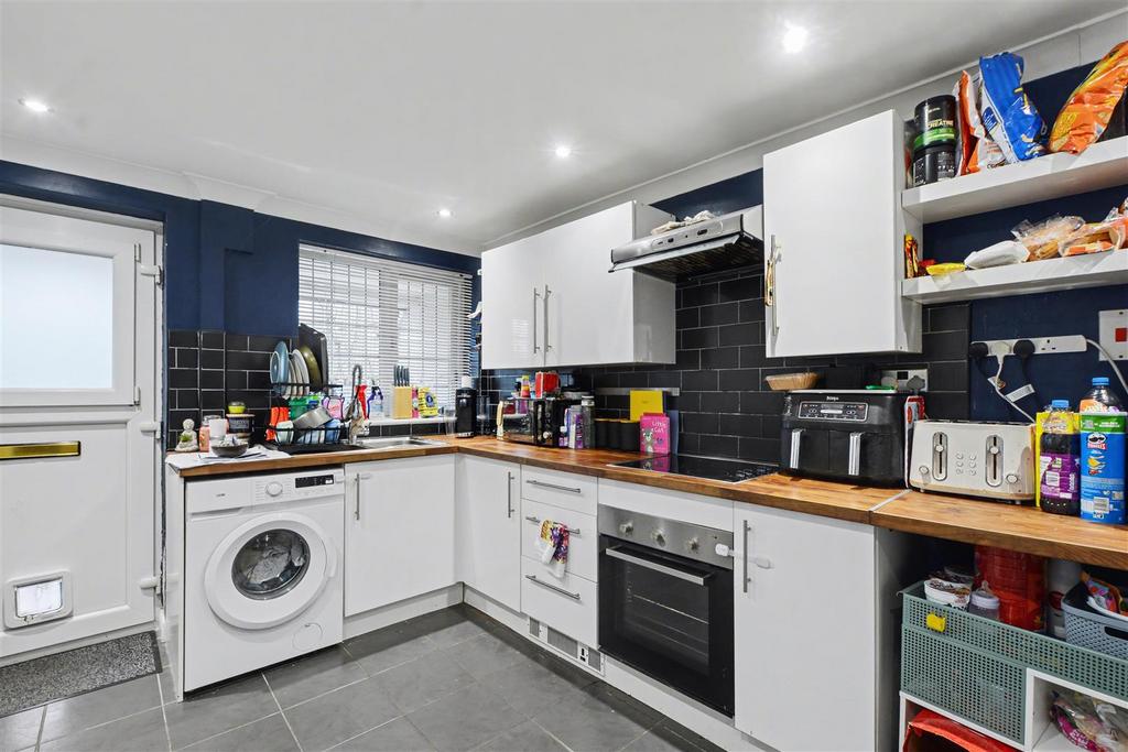 Kitchen 2.jpeg