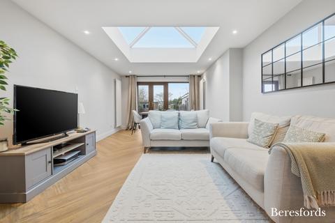 2 bedroom semi-detached house for sale, Reeds Way, Wickford, SS12