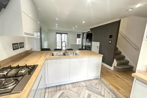 4 bedroom semi-detached house for sale, Rosebud Close, Swalwell, Newcastle upon Tyne, Tyne and Wear , NE16 3DF