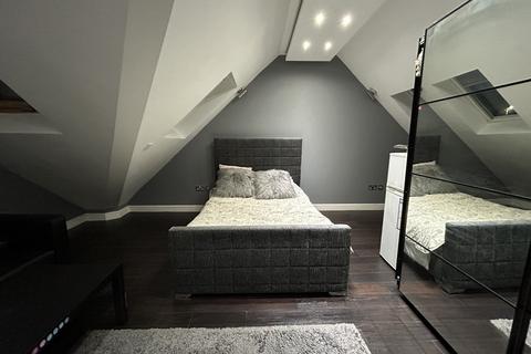 Studio to rent, Woodford Avenue, ILFORD IG2