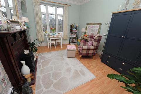 4 bedroom semi-detached house for sale, Victoria Road, Eccleshill, Bradford