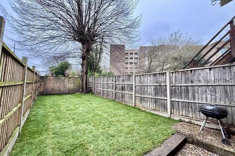 2 bedroom flat to rent, Newton Avenue, Acton, W3