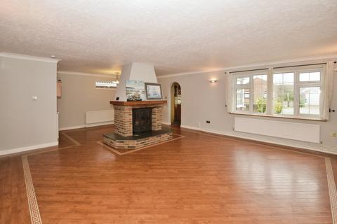 3 bedroom bungalow for sale, Dunstall Gardens, St. Marys Bay, Romney Marsh, Kent, TN29