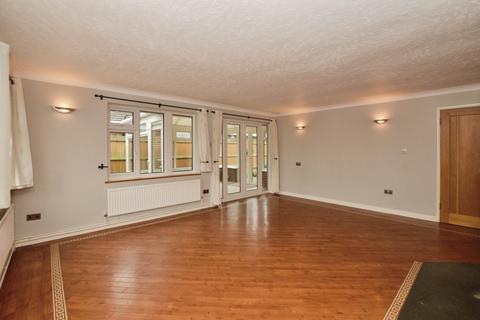 3 bedroom bungalow for sale, Dunstall Gardens, St. Marys Bay, Romney Marsh, Kent, TN29