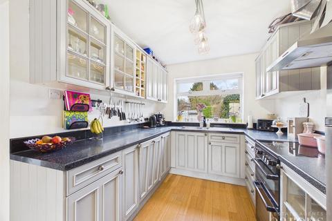 4 bedroom end of terrace house for sale, St. Peters Road, Basingstoke RG22