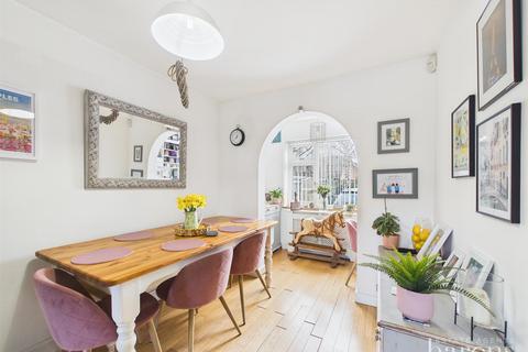 4 bedroom end of terrace house for sale, St. Peters Road, Basingstoke RG22