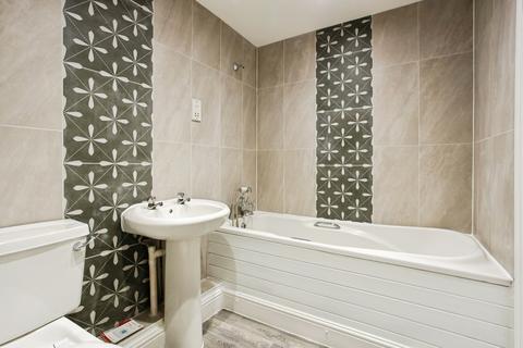 2 bedroom flat for sale, Kinnings Row, Tonbridge, Kent, TN9