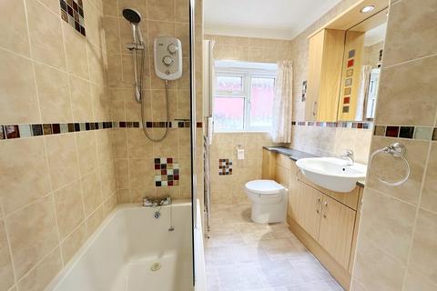 3 bedroom semi-detached bungalow to rent, Danecourt Close, Bexhill-on-Sea, TN39