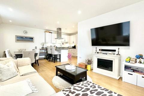 3 bedroom apartment for sale, Cavendish Square, London E16