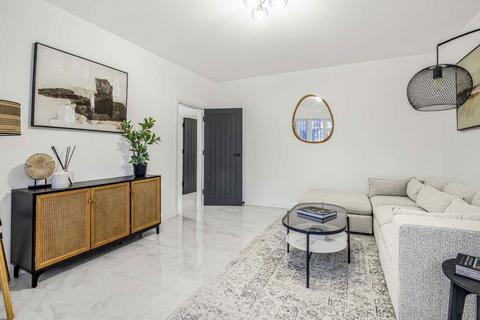 4 bedroom detached house to rent, Baldry Gardens, London SW16