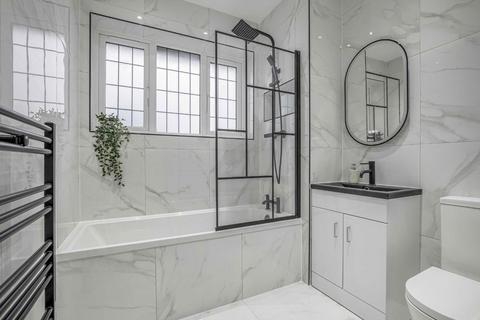 4 bedroom detached house to rent, Baldry Gardens, London SW16