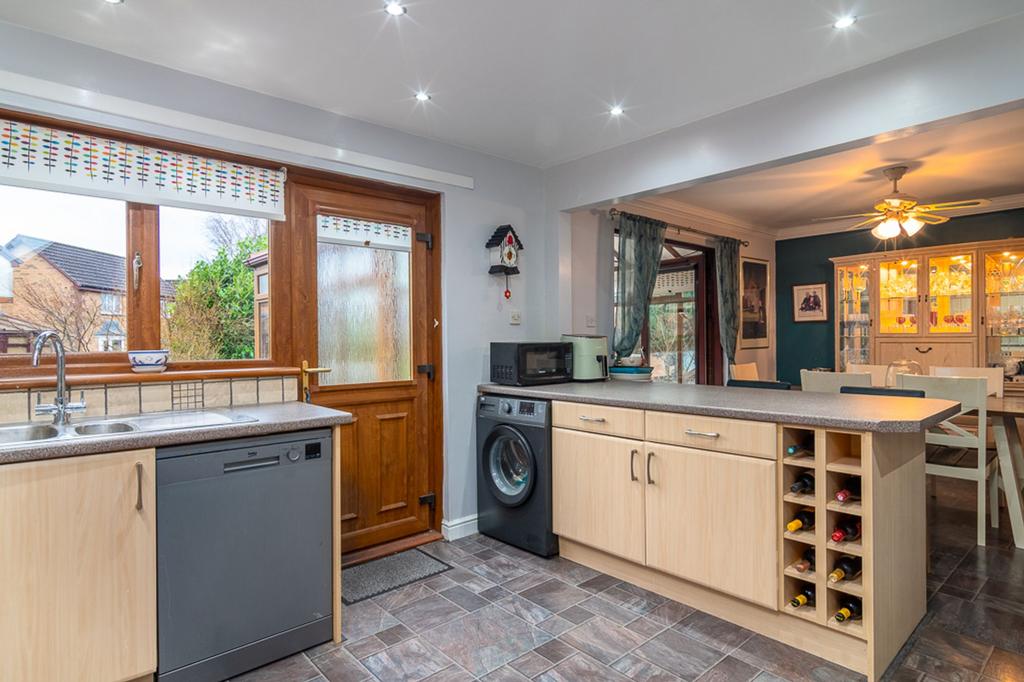 Kitchen/ Dining Room