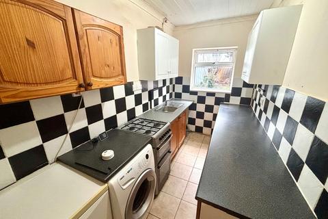 2 bedroom terraced house to rent, Ford Road, Dagenham, RM10