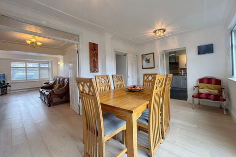 3 bedroom end of terrace house for sale, Laburnum Avenue, Hornchurch RM12