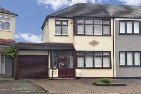 3 bedroom end of terrace house for sale, Laburnum Avenue, Hornchurch RM12