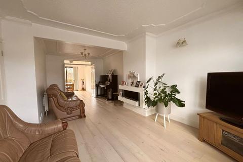 3 bedroom end of terrace house for sale, Laburnum Avenue, Hornchurch RM12