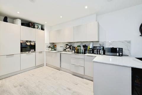 2 bedroom flat for sale, Fairdene Road, Coulsdon, CR5