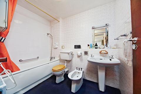 2 bedroom flat for sale, Beech Copse, South Croydon, CR2