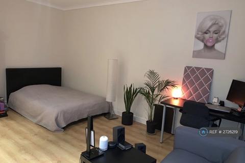 Studio to rent, Staverton Road, London, NW2