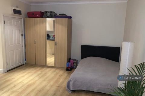 Studio to rent, Staverton Road, London, NW2