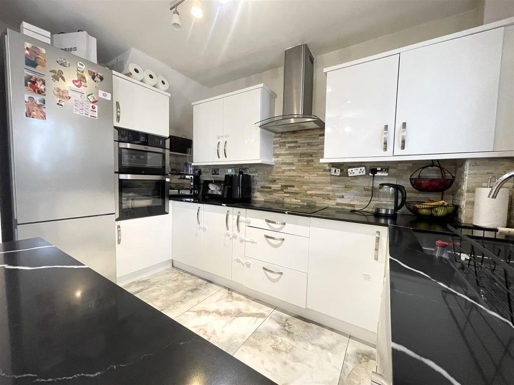 Kitchen 5.jpeg