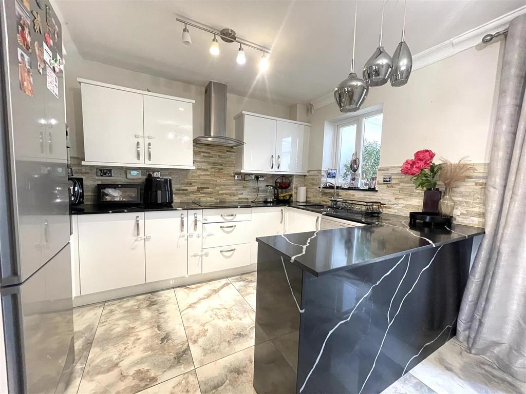 Kitchen 3.jpeg