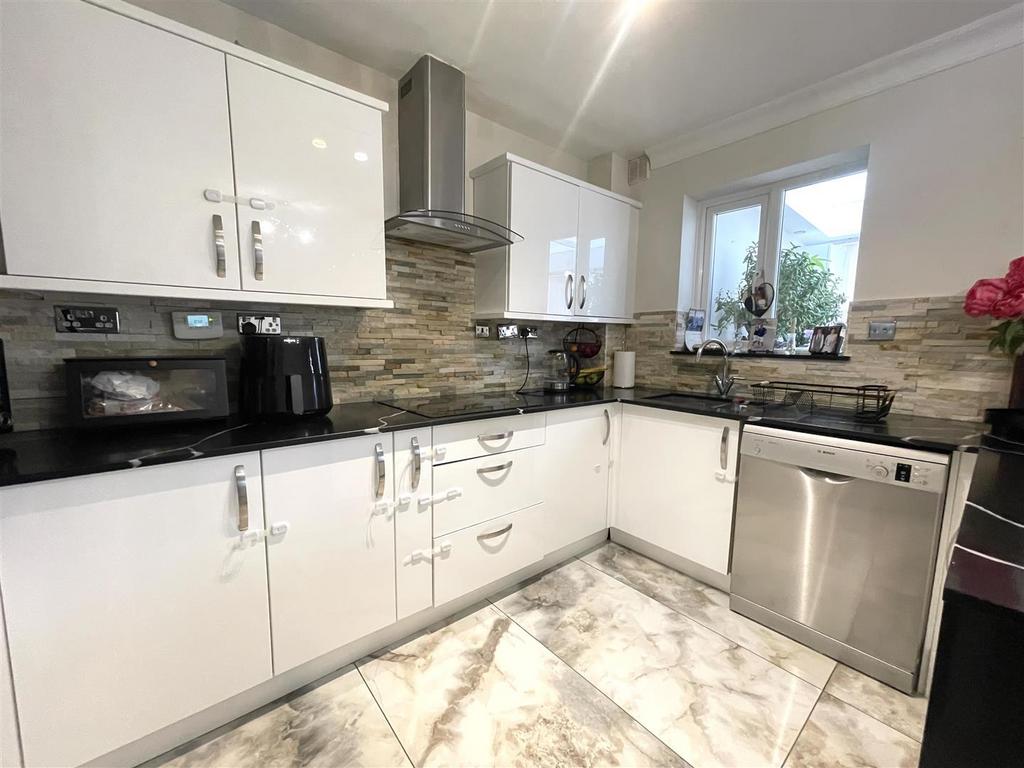 Kitchen 4.jpeg