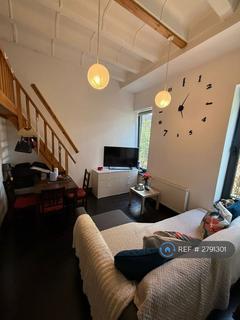 Studio to rent, Edgware Road, London, NW2