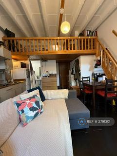 Studio to rent, Edgware Road, London, NW2