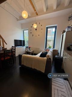 Studio to rent, Edgware Road, London, NW2