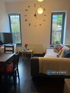Studio to rent, Edgware Road, London, NW2
