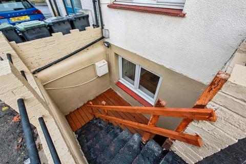 1 bedroom flat for sale, Wellington Street, GRAVESEND, Kent, DA12
