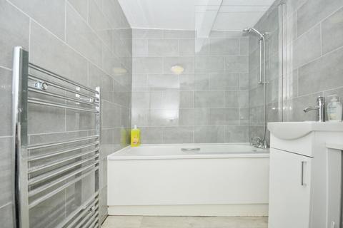 2 bedroom flat for sale, Gilmore Road, London, SE13