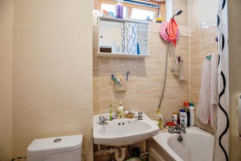 2 bedroom flat for sale, Pelican Estate, London, SE15